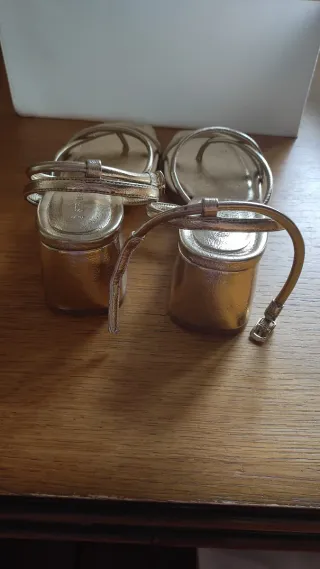 Sandalias Stradivarius doradas