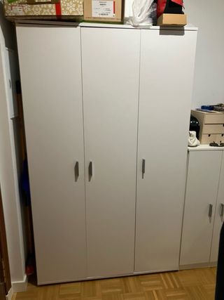 Armario multiusos con escobero