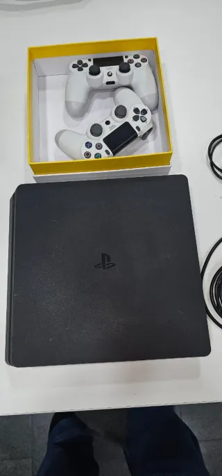 Consola PS4 Slim + 2 Mandos Blancos