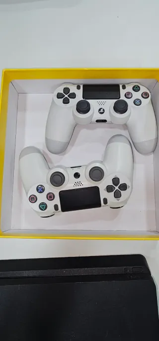 Consola PS4 Slim + 2 Mandos Blancos