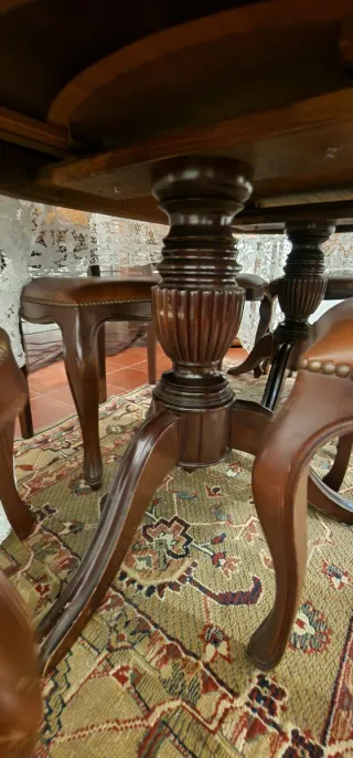 Mesa com 6 cadeiras e vitrine