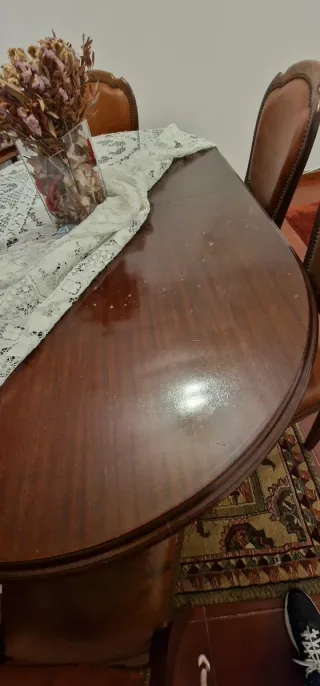 Mesa com 6 cadeiras e vitrine