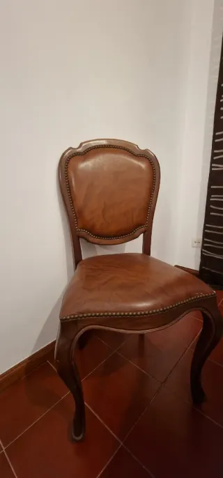 Mesa com 6 cadeiras e vitrine