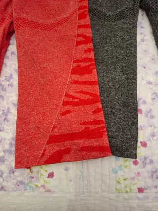 Mallas deportivas grises y rojas