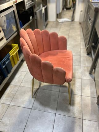 Juego de 4 sillas en terciopelo naranja y oro.