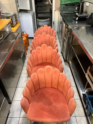 Juego de 4 sillas en terciopelo naranja y oro.