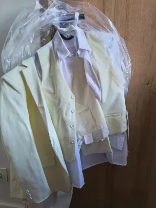 Traje comunión niño beige y blanco