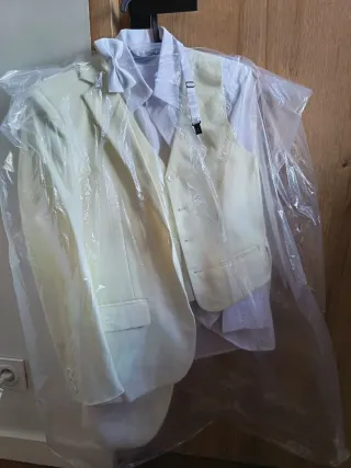 Traje comunión niño beige y blanco