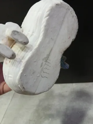 Figura biscuit niña con flor