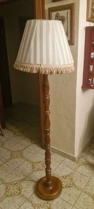 Lampada da terra in legno e tessuto