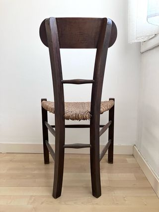Silla antigua de madera y ratán