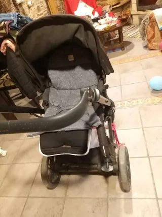 Carro de bebé y ropa