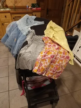Carro de bebé y ropa