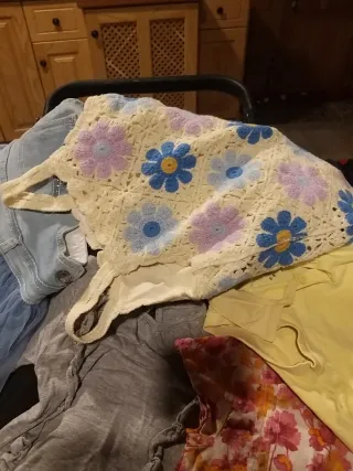 Carro de bebé y ropa