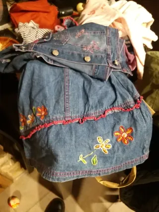 Carro de bebé y ropa