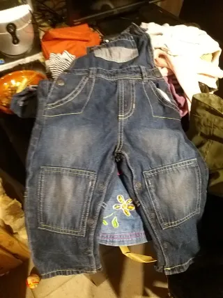 Carro de bebé y ropa