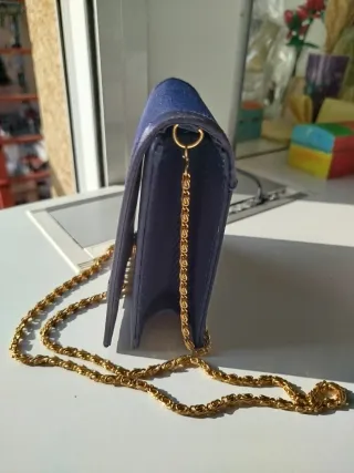 Bolso de fiesta azul marino con cadena dorada