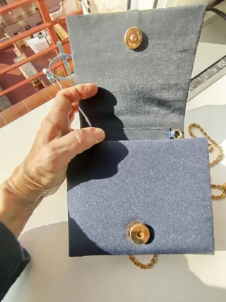 Bolso de fiesta azul marino con cadena dorada