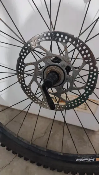 Rueda de bicicleta con disco de freno