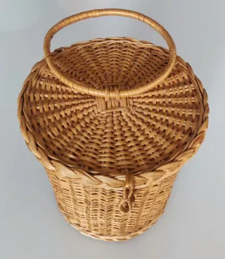 Cesta de mimbre con asa