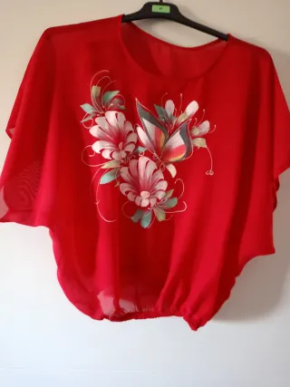 Blusa roja con estampado floral