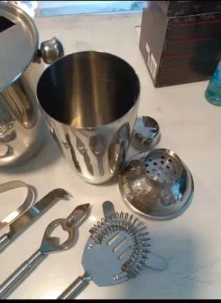 Coctelera + cubitera + 4 accesorios