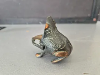 Cenicero antico in rame a forma di rana o rospo