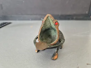 Cenicero antico in rame a forma di rana o rospo