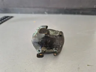 Cenicero antico in rame a forma di rana o rospo