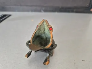 Cenicero antico in rame a forma di rana o rospo
