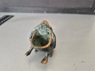 Cenicero antico in rame a forma di rana o rospo