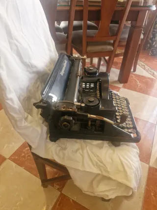 Máquina de escribir Hispano-Olivetti M40