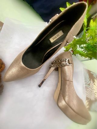 Preciosos Zapatos de tacón GUESS talla 39