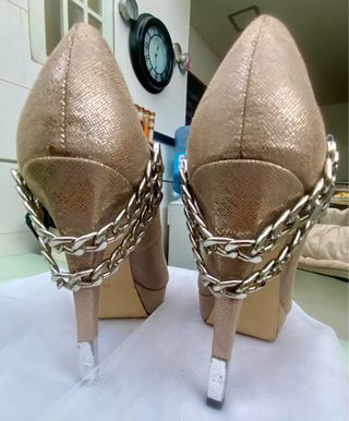Preciosos Zapatos de tacón GUESS talla 39