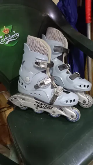 Patines en línea grises