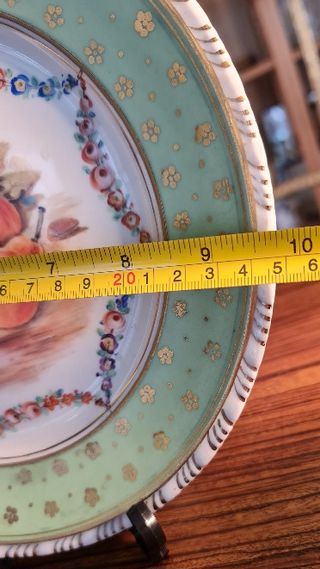 Plato Sèvres verde con frutas y oro