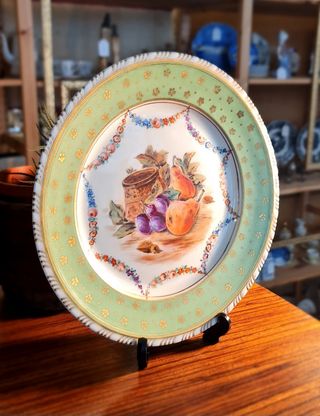 Plato Sèvres verde con frutas y oro
