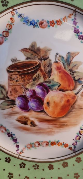 Plato Sèvres verde con frutas y oro