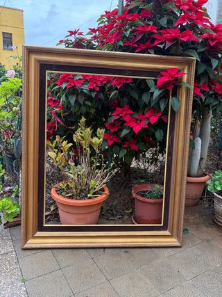 Marco de madera dorado y marrón