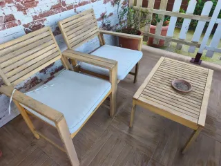 Conjunto de muebles de jardín de madera