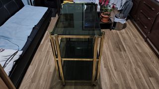 Mesa auxiliar cristal y metal dorado