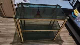 Mesa auxiliar cristal y metal dorado