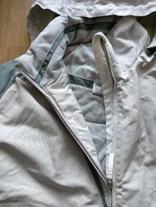 Chaqueta Quechua impermeable azul y gris claro