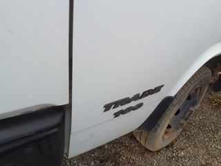 NISSAN TRADE 100 CON GANCHO PORTA CONTENEDORES.