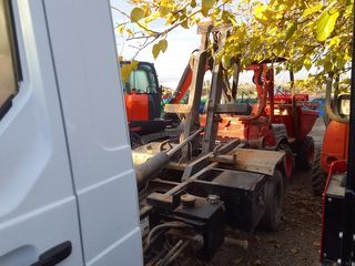 NISSAN TRADE 100 CON GANCHO PORTA CONTENEDORES.