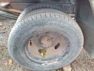 NISSAN TRADE 100 CON GANCHO PORTA CONTENEDORES.