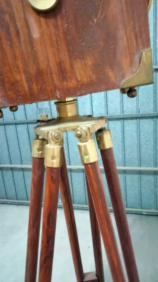 Cámara fotográfica antigua de madera y latón