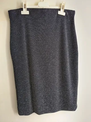 Falda tubo negra y plateada.