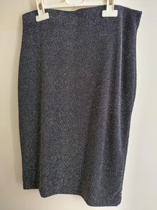 Falda tubo negra y plateada.