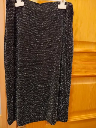 Falda tubo negra y plateada.